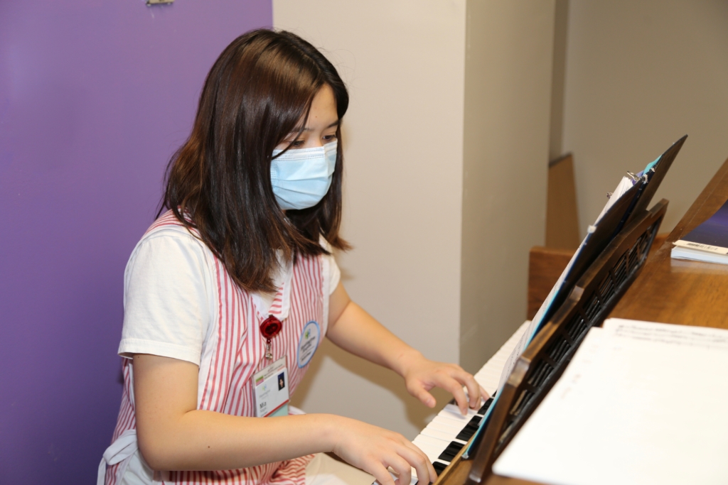 Mia Nagai playing the piano