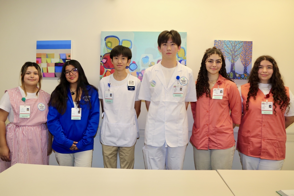 A row of young high school volunteers.