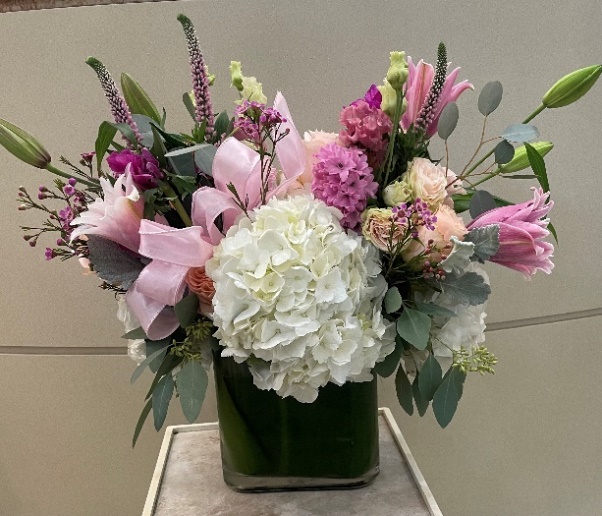 Flower arrangement with pink and white flowers