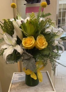 Flower arrangement with white lilies and yellow roses