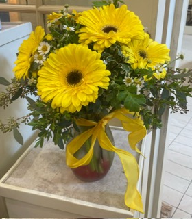 Flower arrangement with yellow flowers